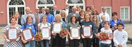 Alle Förderpreisträger sowie Juroren und Gäste vor dem Schloss Oberhausen