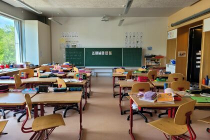 A classroom filled with lots of desks and chairs
